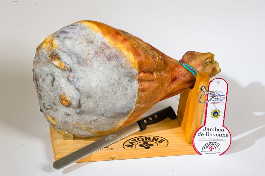 Jambon de Bayonne, son présentoir et le couteau La Maison du Jambon