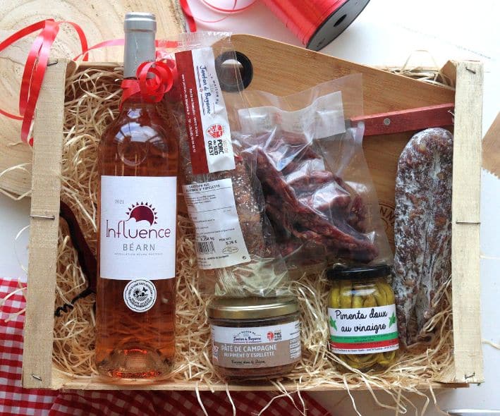 Coffret Cadeau : assortiment de Charcuterie avec une Bouteille de vin